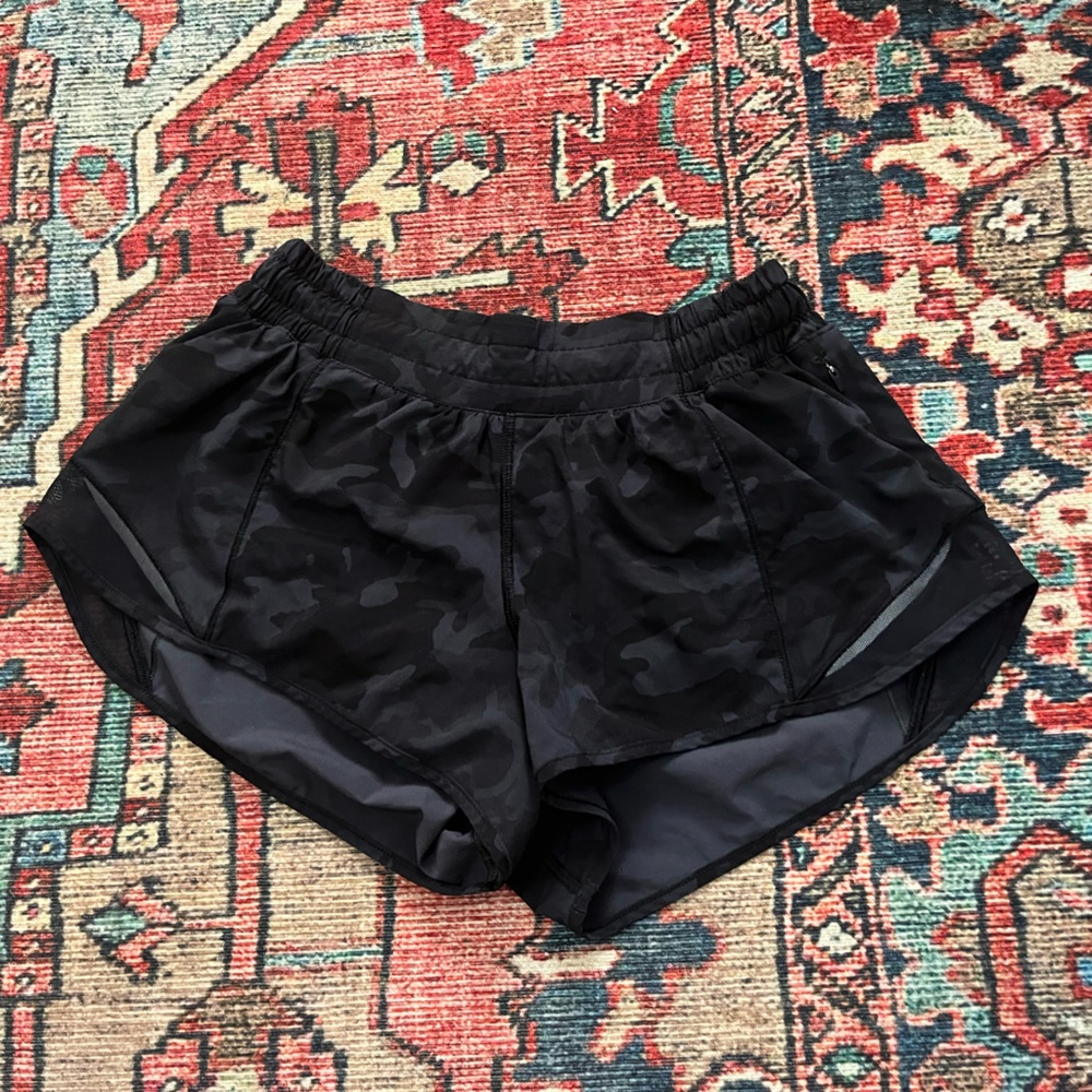 Lululemon Hotty Hot Low-Rise Lined Short 2.5" Camo Multi Grey / Black 6